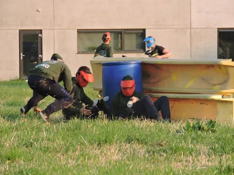 Team verdedigt positie tijdens paintballwedstrijd