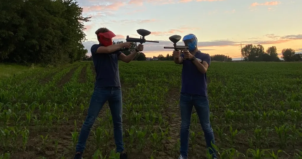 Bram en Alexandros, oprichters van AB-X Paintball, met hun verhuurmateriaal
